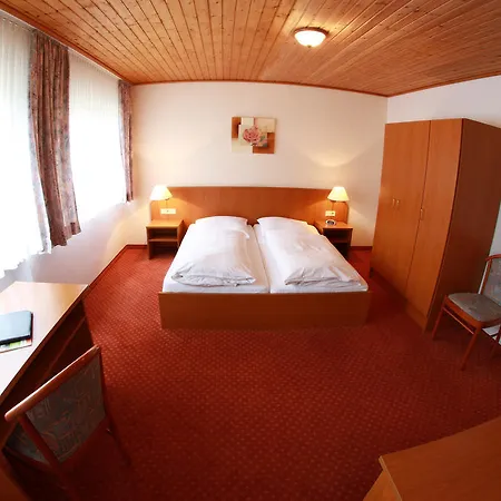 Haus Christel 公寓式酒店 3*